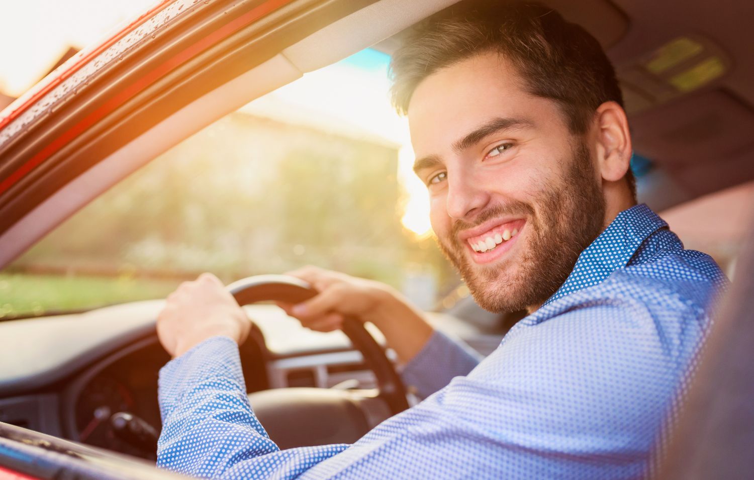 noleggio a lungo termine con km illimitati, uomo sorridente in macchina